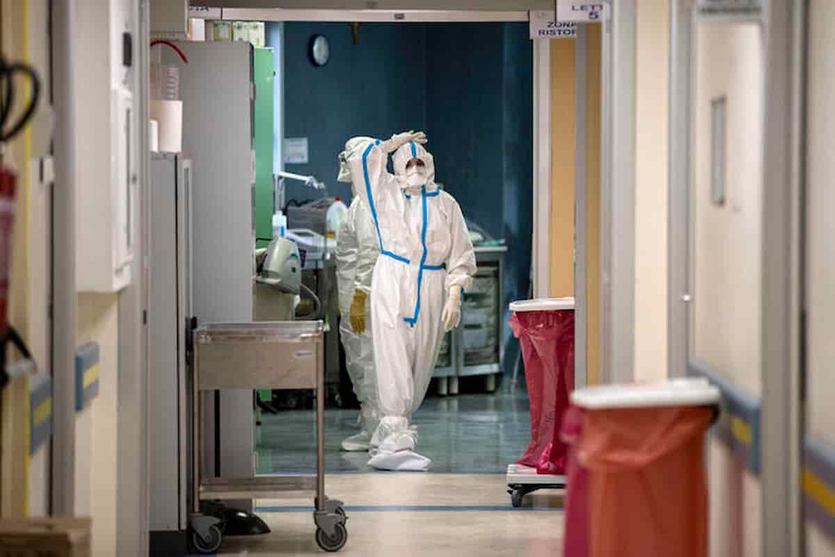 Covid, polmonite lascia i suoi segni su molti pazienti anche a 6 mesi di distanza: lo studio italiano