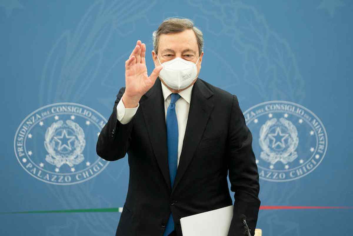 Vaccini, Draghi: "Liberi di fare la seconda dose AstraZeneca. Io farò eterologa martedì"