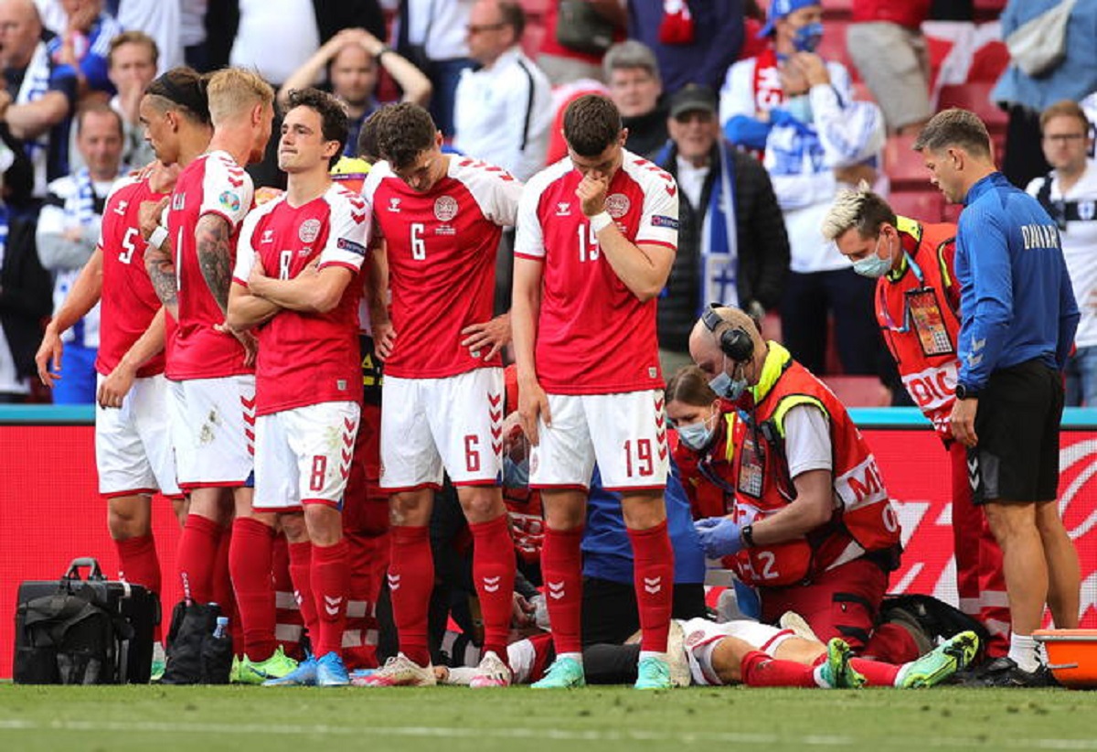 Eriksen perde i sensi durante Danimarca-Finlandia: il giocatore si accascia a terra FOTO