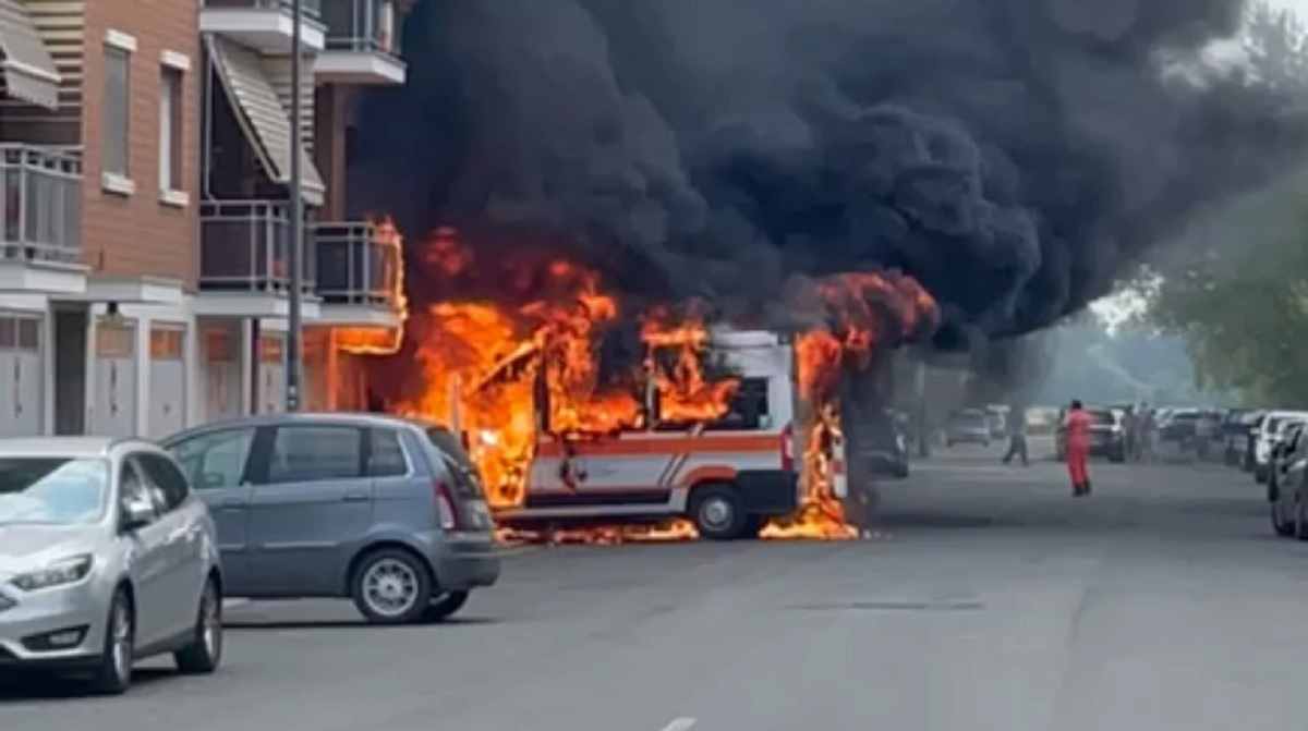 fiamme ambulanza alessandria