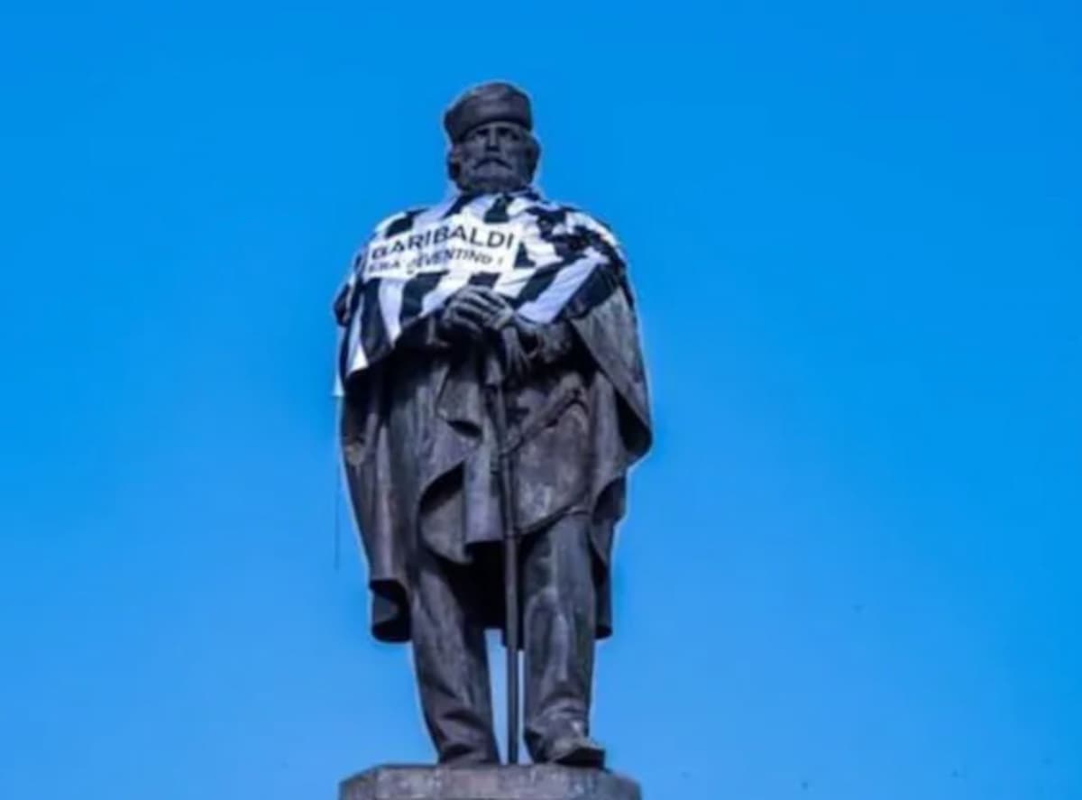 Statua di Garibaldi a Napoli con la maglia della Juventus, il blitz 'futuristico' di chi vuole 'Napoli capitale' VIDEO