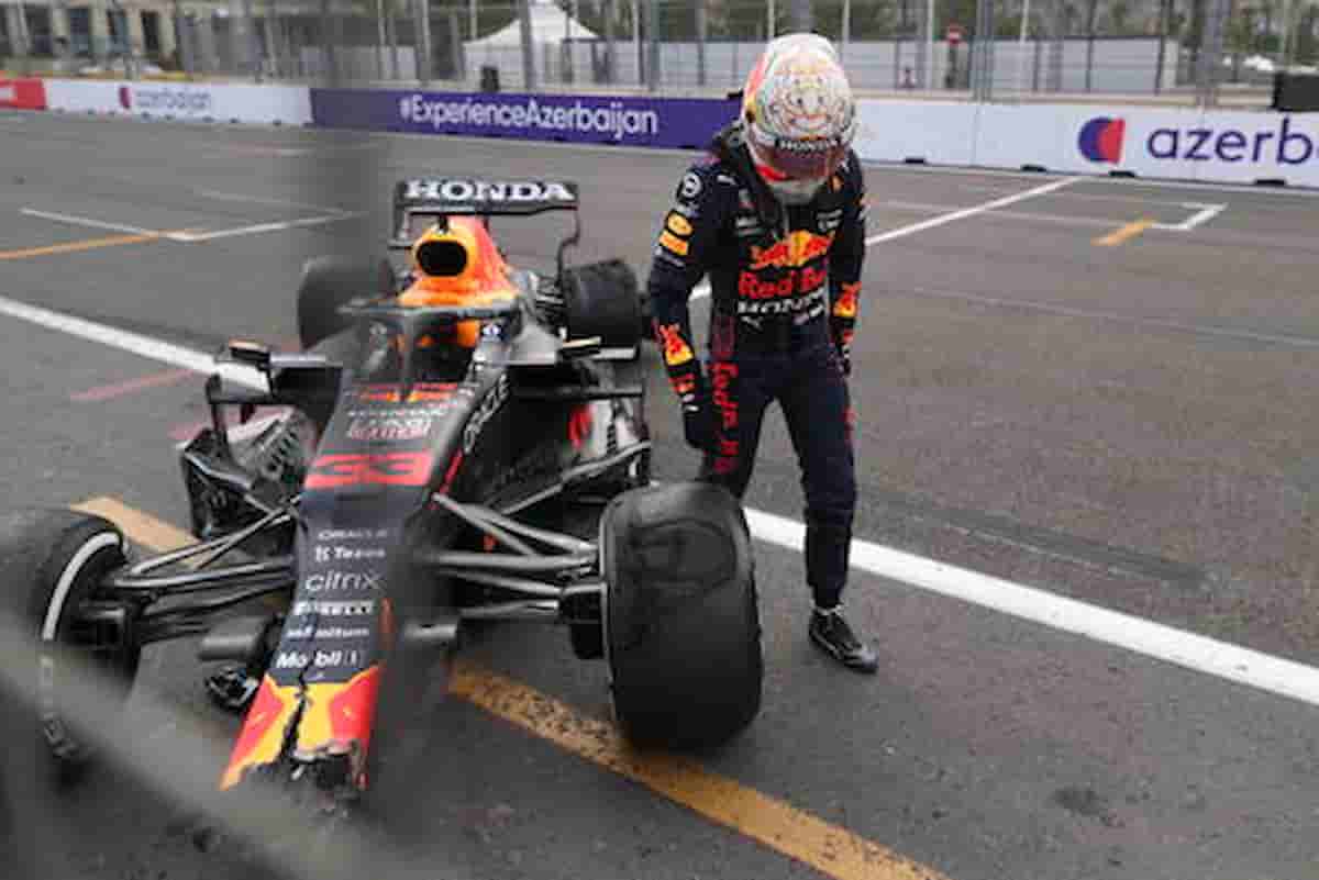 Formula 1, a Baku, Verstappen contro un muro a 320 km/h. Illeso. Hamilton mette il muso davanti a Perez e esce