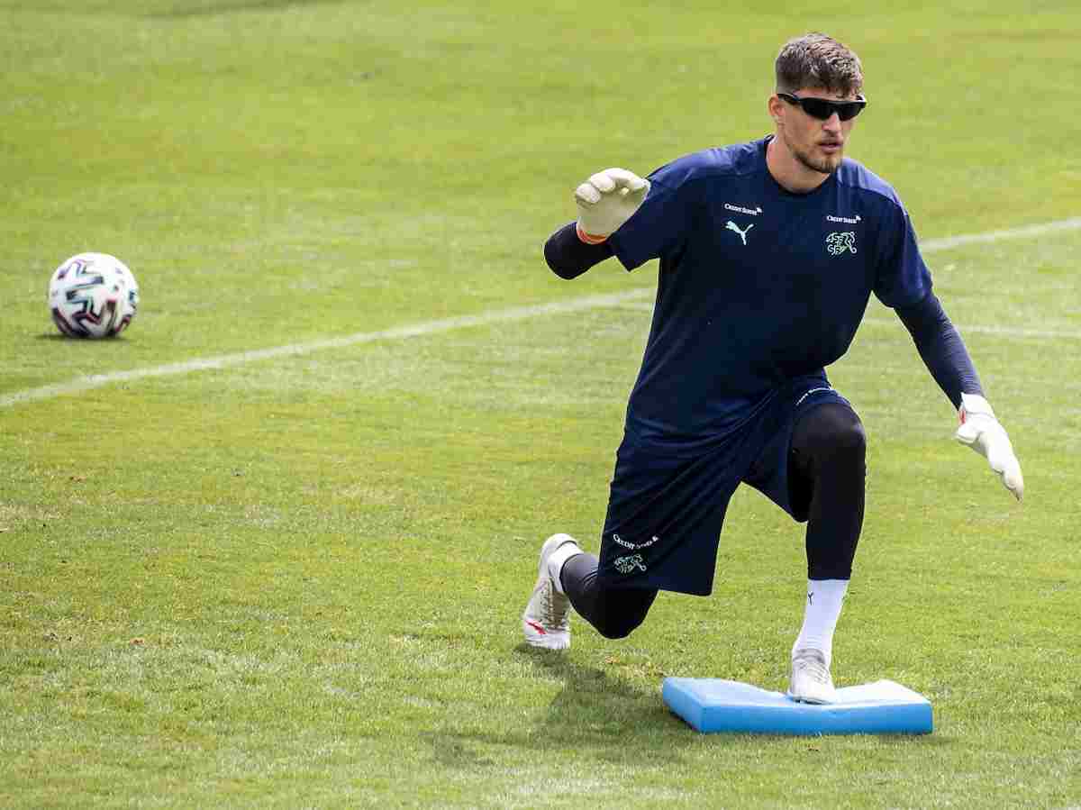 Euro 2020, i portieri della Svizzera si allenano con "speciali" occhiali da sole. Ecco perché