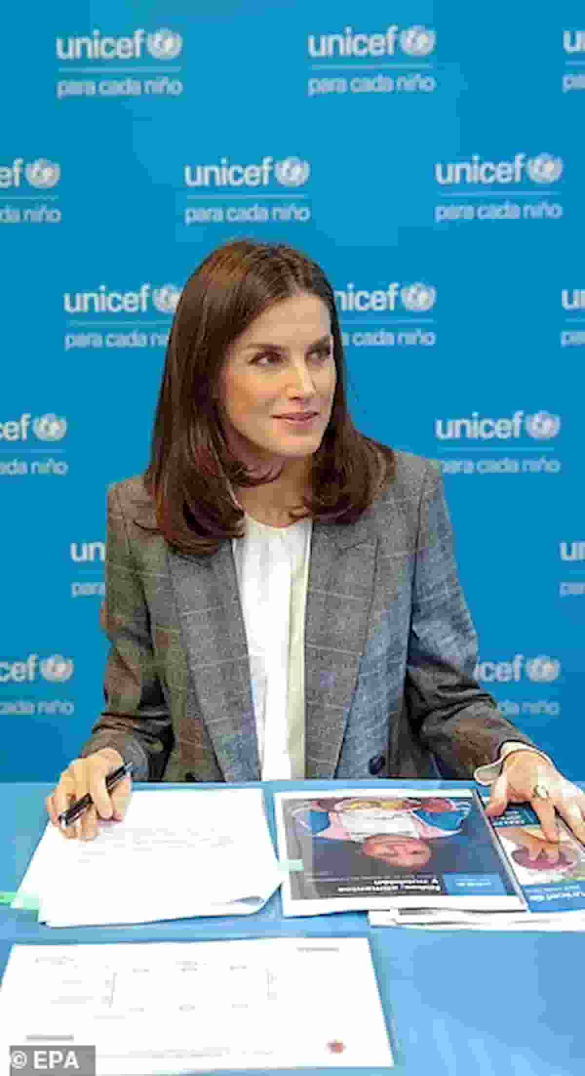 Capelli, ricrescita non spaventa più le donne: effetto lockdown, guida trend la regina di Spagna Letizia Ortiz