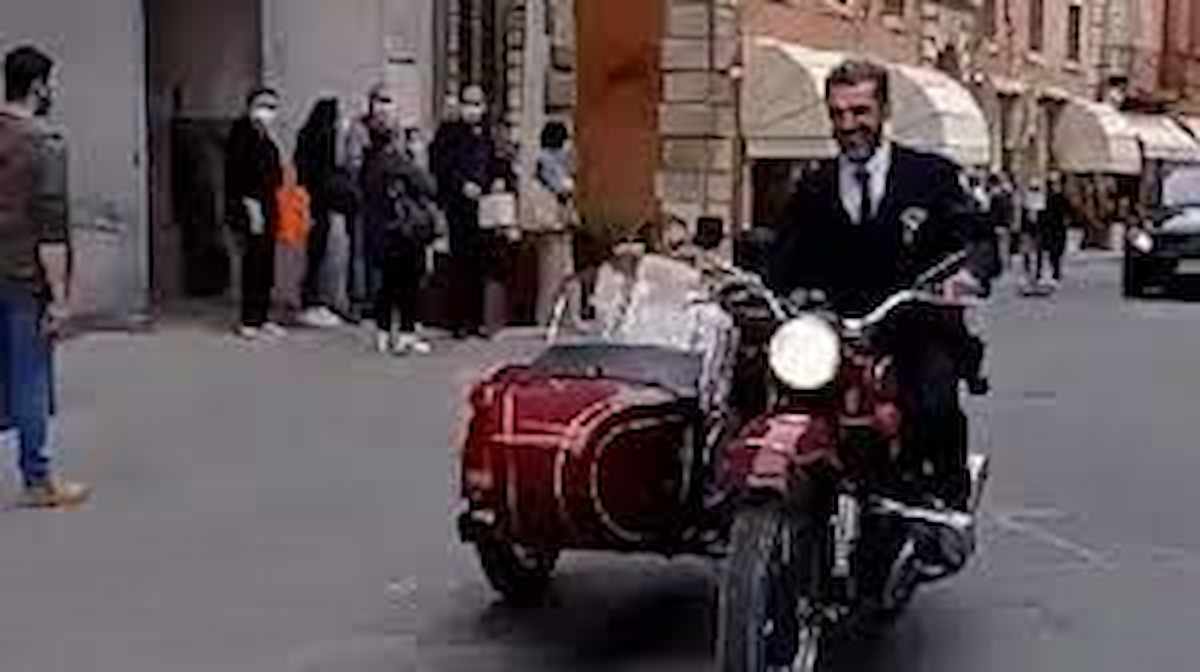 Luca Argentero e Cristina Marino, matrimonio segreto a Città della Pieve in sidecar: il video su TikTok