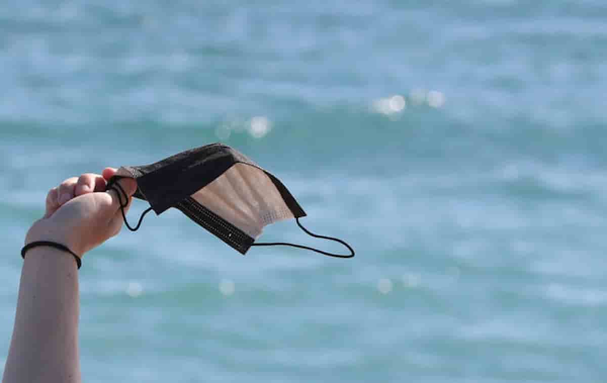Mascherine all'aperto, dal 28 giugno non più obbligatorie: ma vanno tenute in luoghi affollati