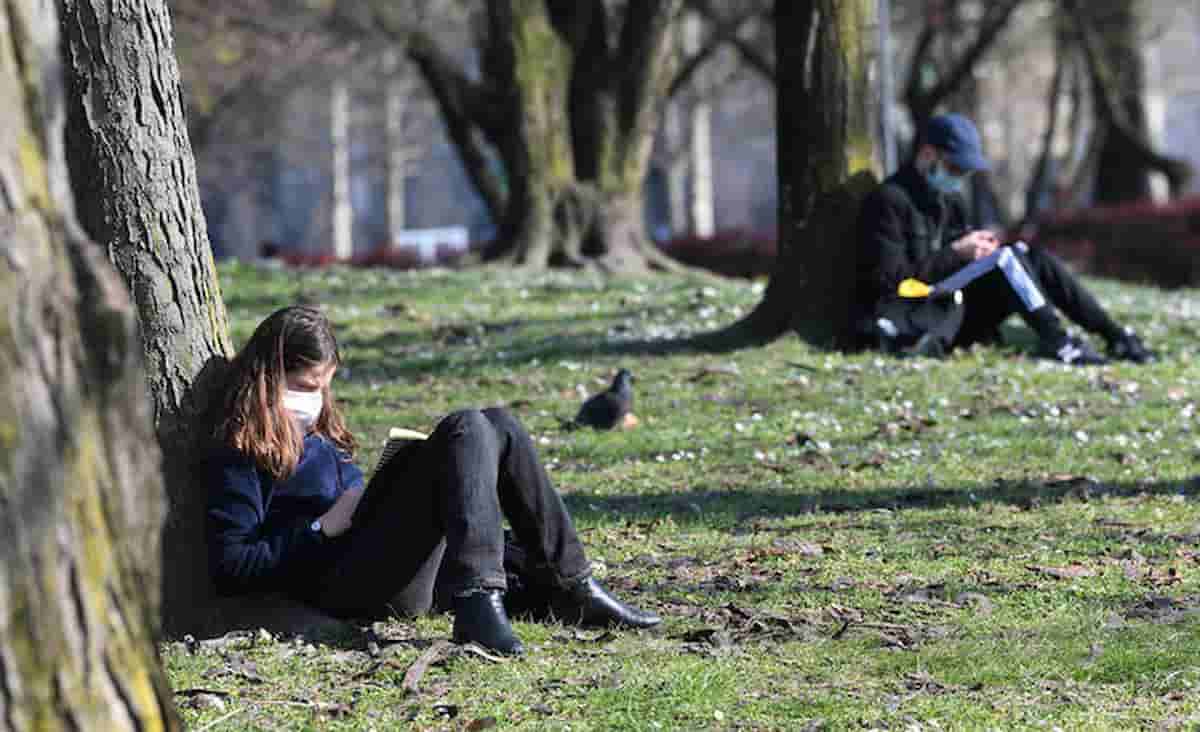 Mascherine all'aperto obbligo