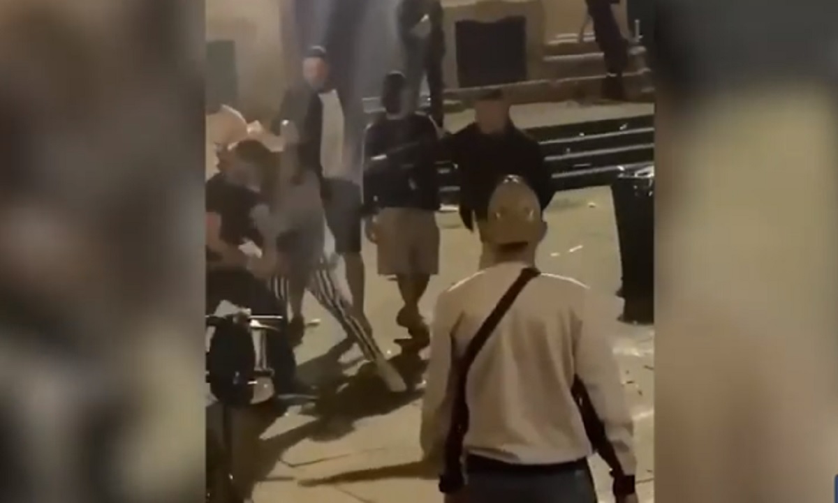 Milano, rissa alle Colonne di San Lorenzo: un giovane armato di machete VIDEO