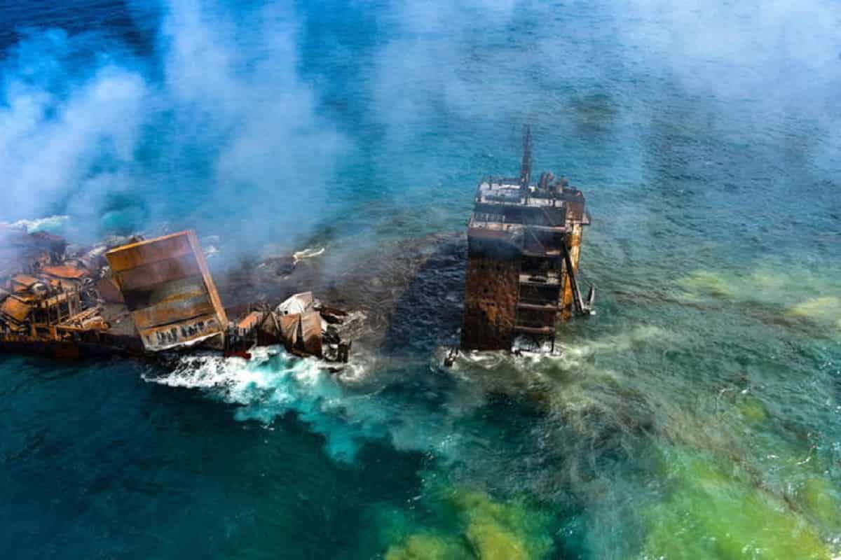 Nave dei veleni affonda in Sri Lanka, tonnellate di sostanze tossiche e marea nera in mare