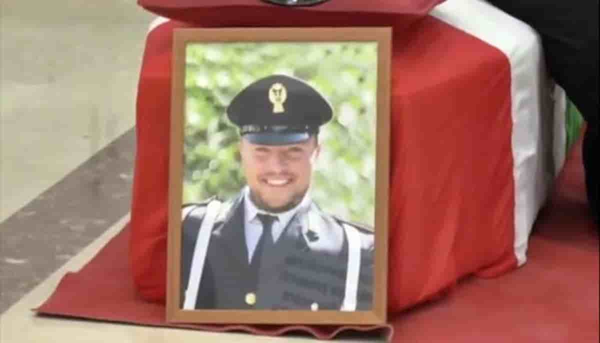 Pasquale Apicella, poliziotto ucciso a Napoli durante rapina: parenti e colleghi chiedono giustizia