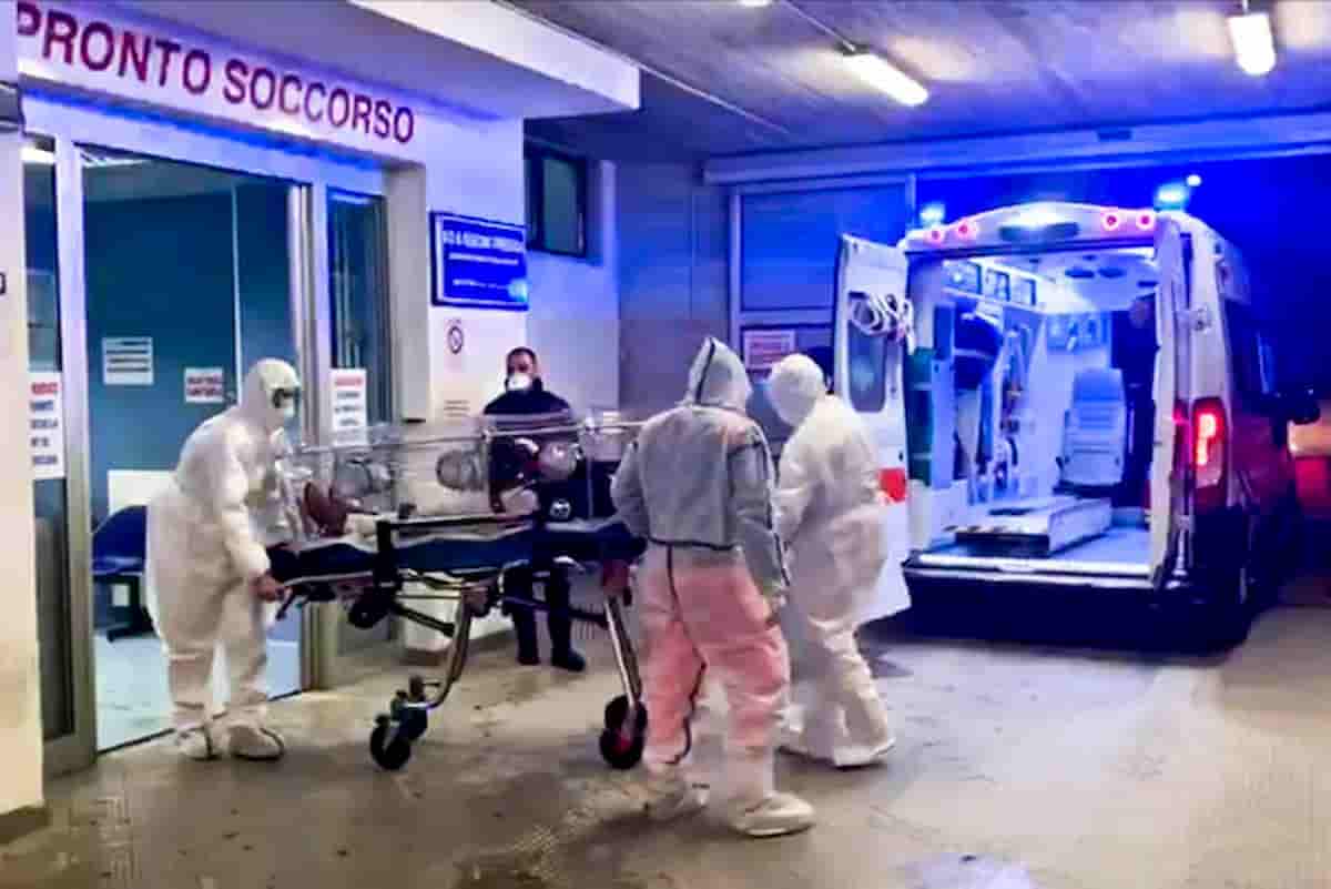 Bimba 5 mesi sacchetto in testa