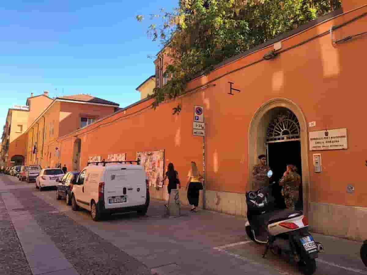 rimini: pallone finisce in una casa abbandonata, due ragazzini vanno a prenderlo. Procura chiama i carabinieri