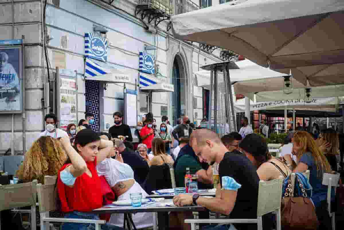 Ristoranti, 4 persone al tavolo resta il limite: niente tavolate quest'estate? Ministero vs realtà