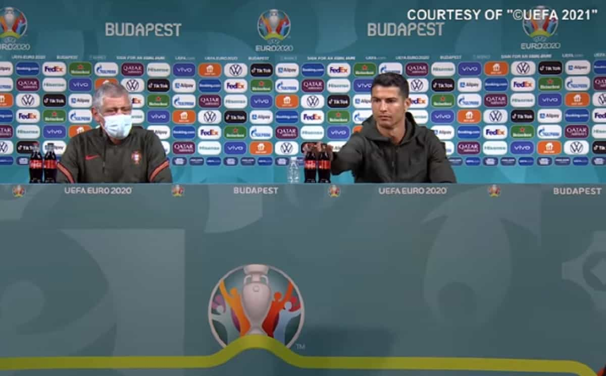 Cristiano Ronaldo toglie la Coca Cola (sponsor Euro 2020) in conferenza stampa: "Bevete acqua" VIDEO