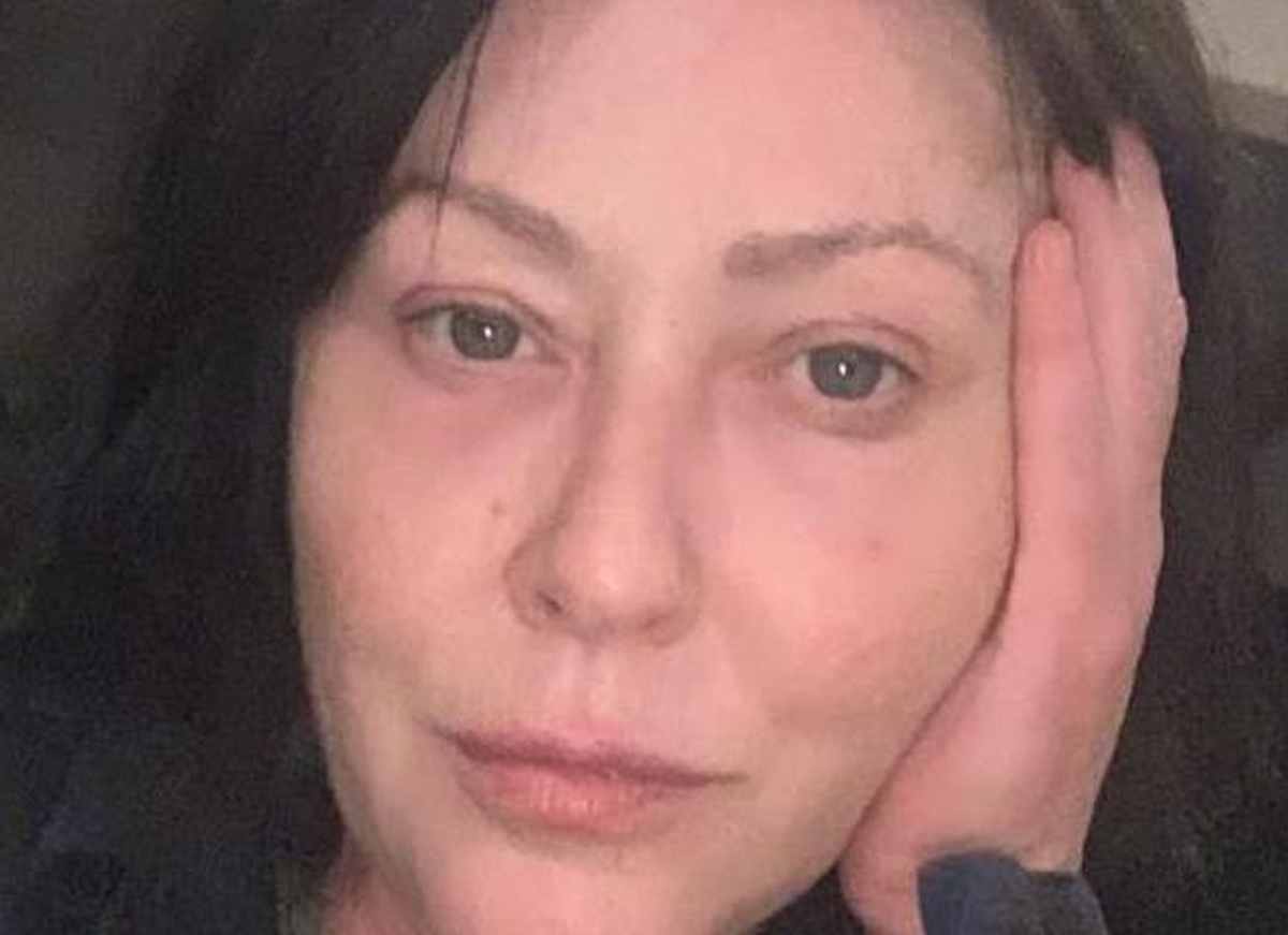 Shannen Doherty, il ritorno del cancro e il post senza trucco: "Basta foto finte, il mio viso riflette la mia vita"