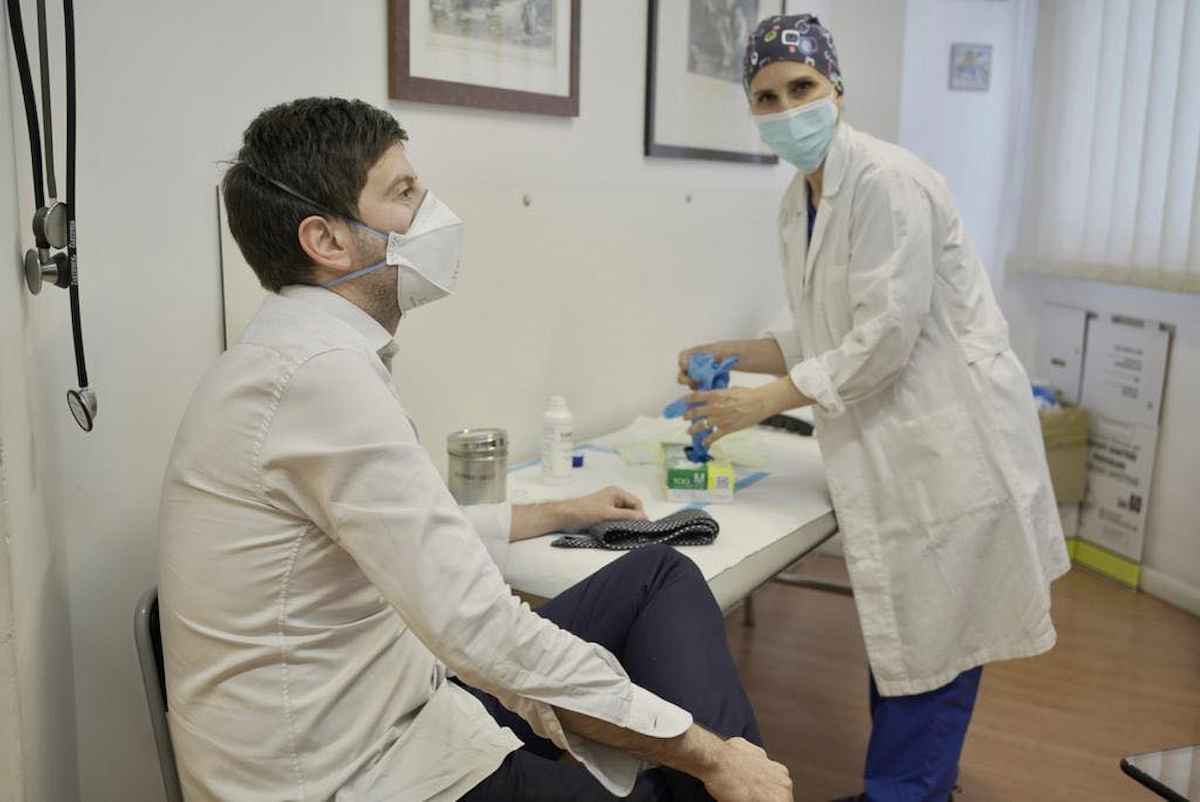 Speranza si è vaccinato, Bassetti aveva invocato le dimissioni: "Scandaloso, doveva dare esempio con AstraZeneca"