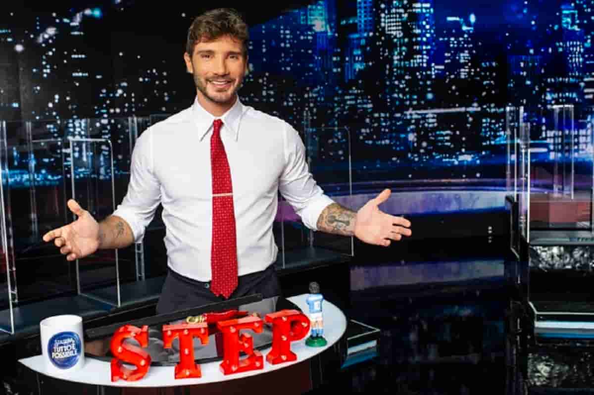 Stefano De Martino, Andrea Delogu e Paola Di Benedetto: l'infortunio e la gita in barca