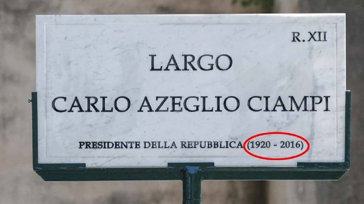 Targa Carlo Azeglio Ciampi: il nome l'hanno corretto, ma c'è ancora un altro errore sulle date