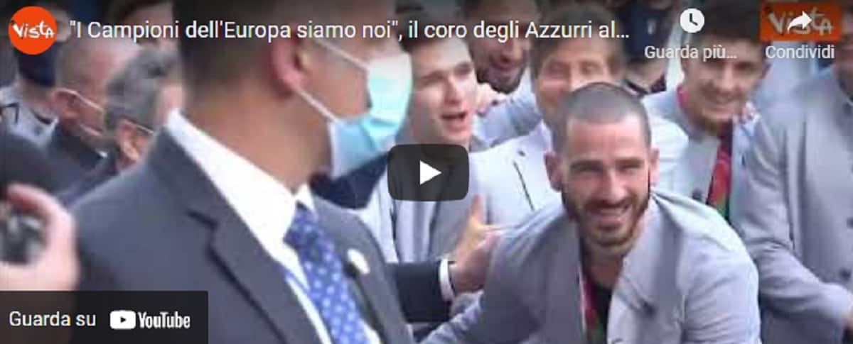 Italia, gli Azzurri prima della cerimonia a Palazzo Chigi cantano in strada: "I Campioni dell'Europa siamo noi" VIDEO