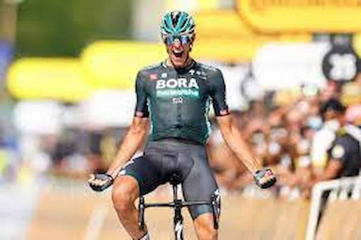 Tour de France, la tappa n. 12 al tedesco Nils Politt in fuga solitaria. Pogacar sempre in maglia gialla