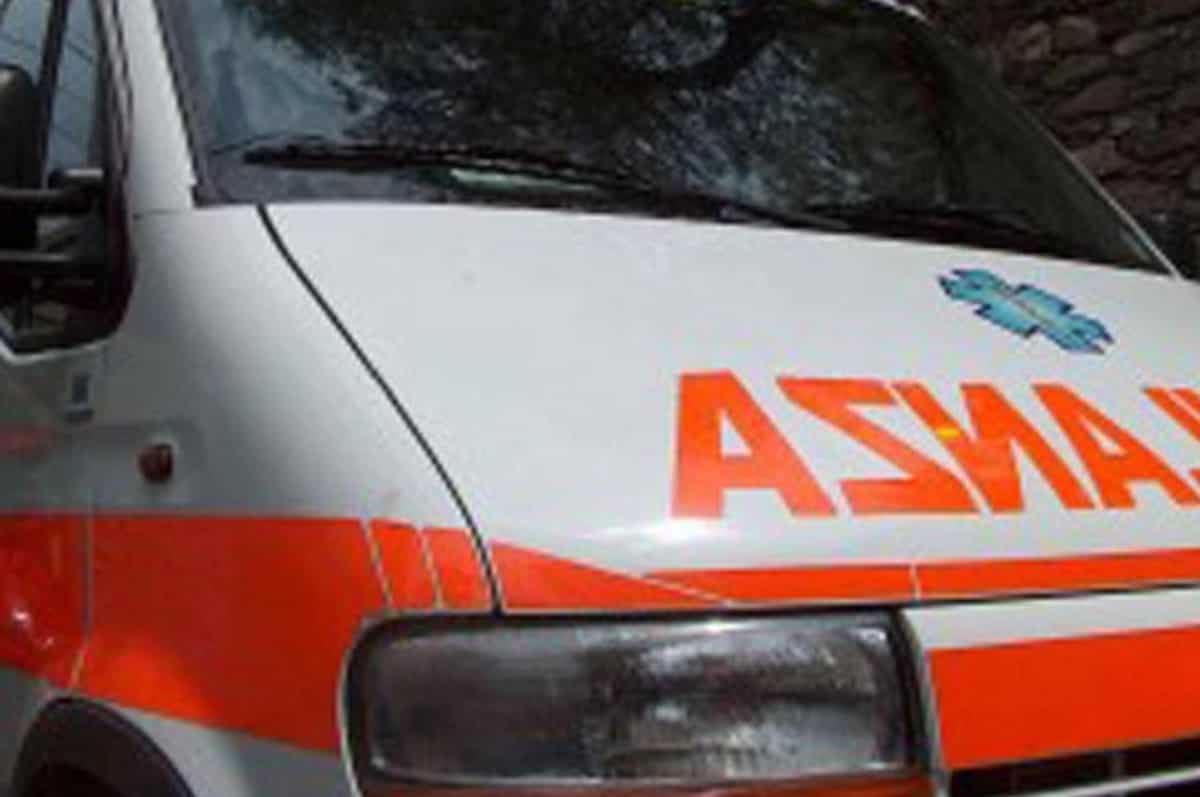 Corcolle (Roma), investito da un'auto: muore 33enne. Grave il figlio di 3 anni