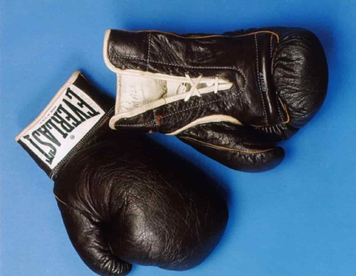 Youness Baalla come Tyson: tenta di mordere l'avversario durante il match