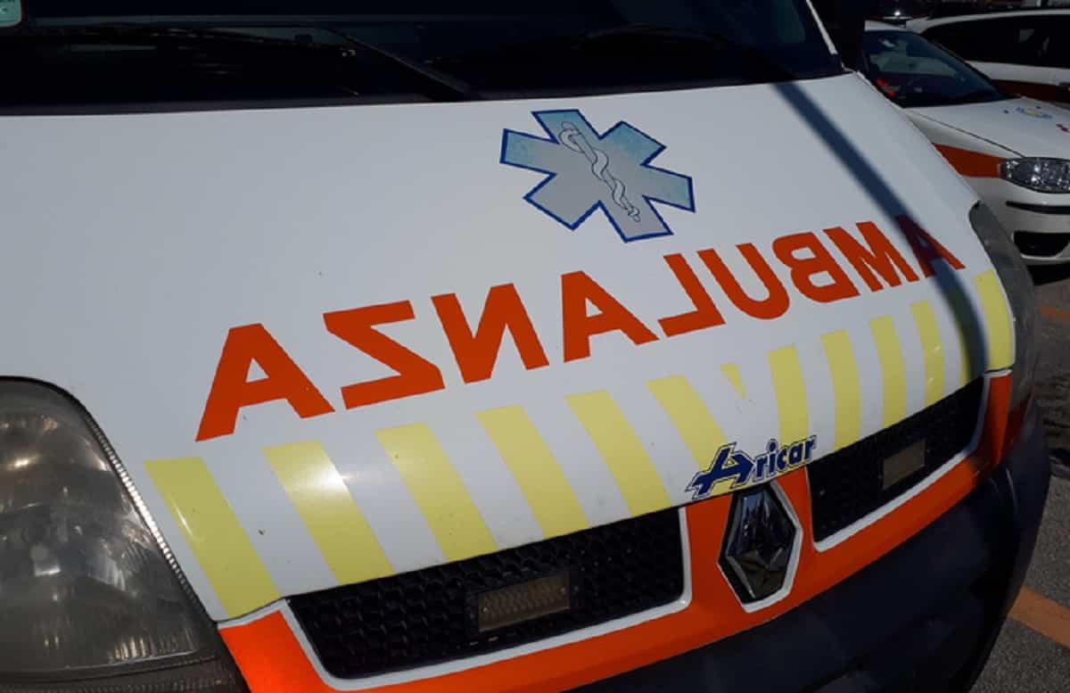 Ardara (Sassari), perde il controllo dell'auto e si ribalta: morto 49enne