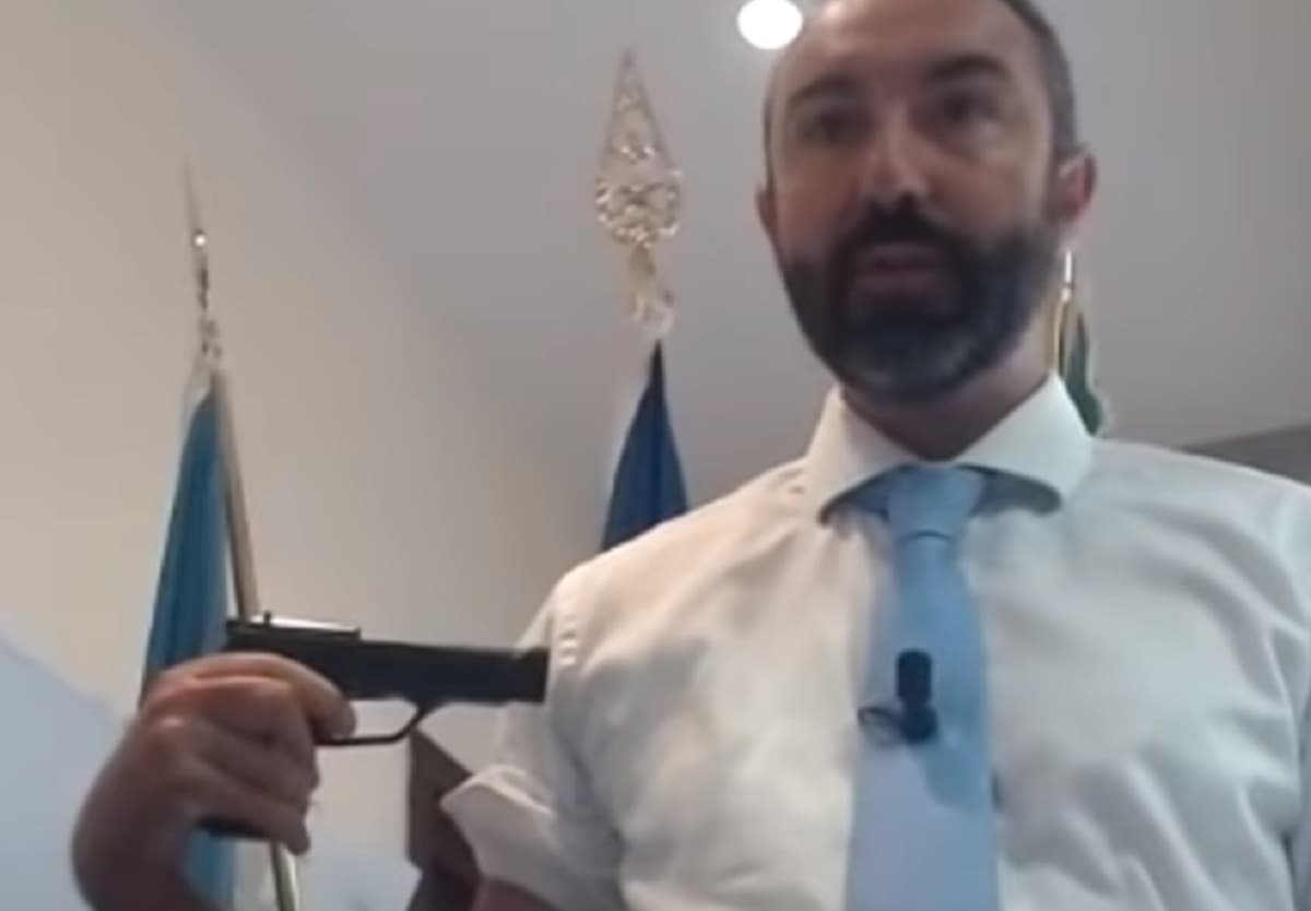 Davide Barillari si punta una pistola al braccio e fa una diretta dalla Regione Lazio: "Vaccini? Una roulette russa"