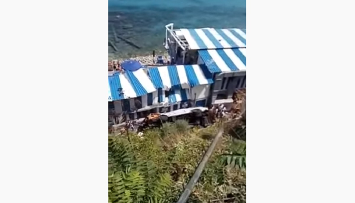 Incidente a Capri, bus fa manovra e precipita nella scarpata: ci sono almeno 10 feriti VIDEO
