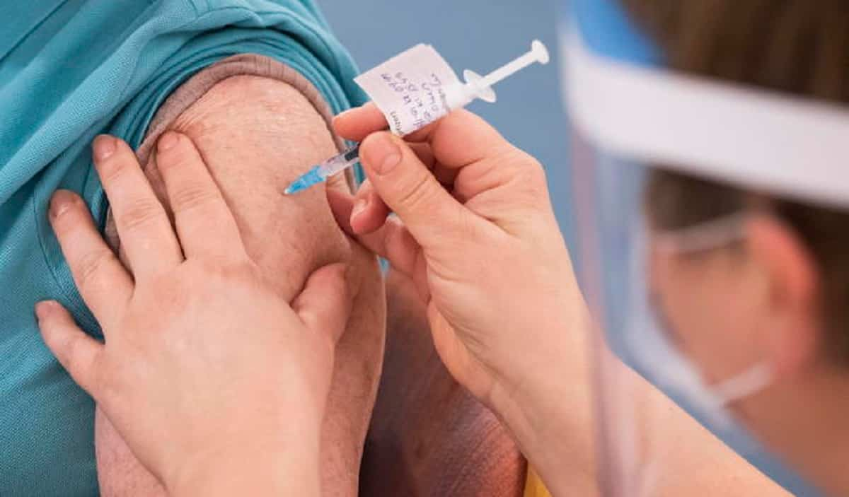 Vaccinati: si contagia al 90% di meno. Non vaccinati: si muore 99% di più