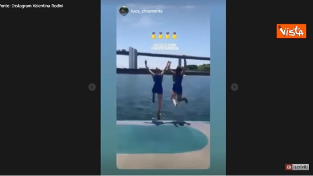 Federica Cesarini e Valentina Rodini, il tuffo per festeggiare la medaglia d'oro VIDEO