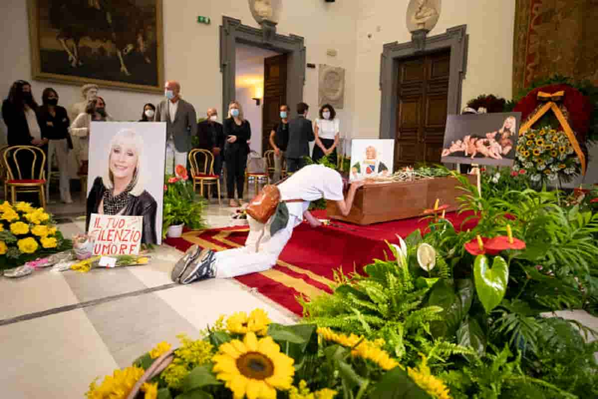 Raffaella Carrà, corteo funebre e camera ardente in Campidoglio tra le rose gialle VIDEO