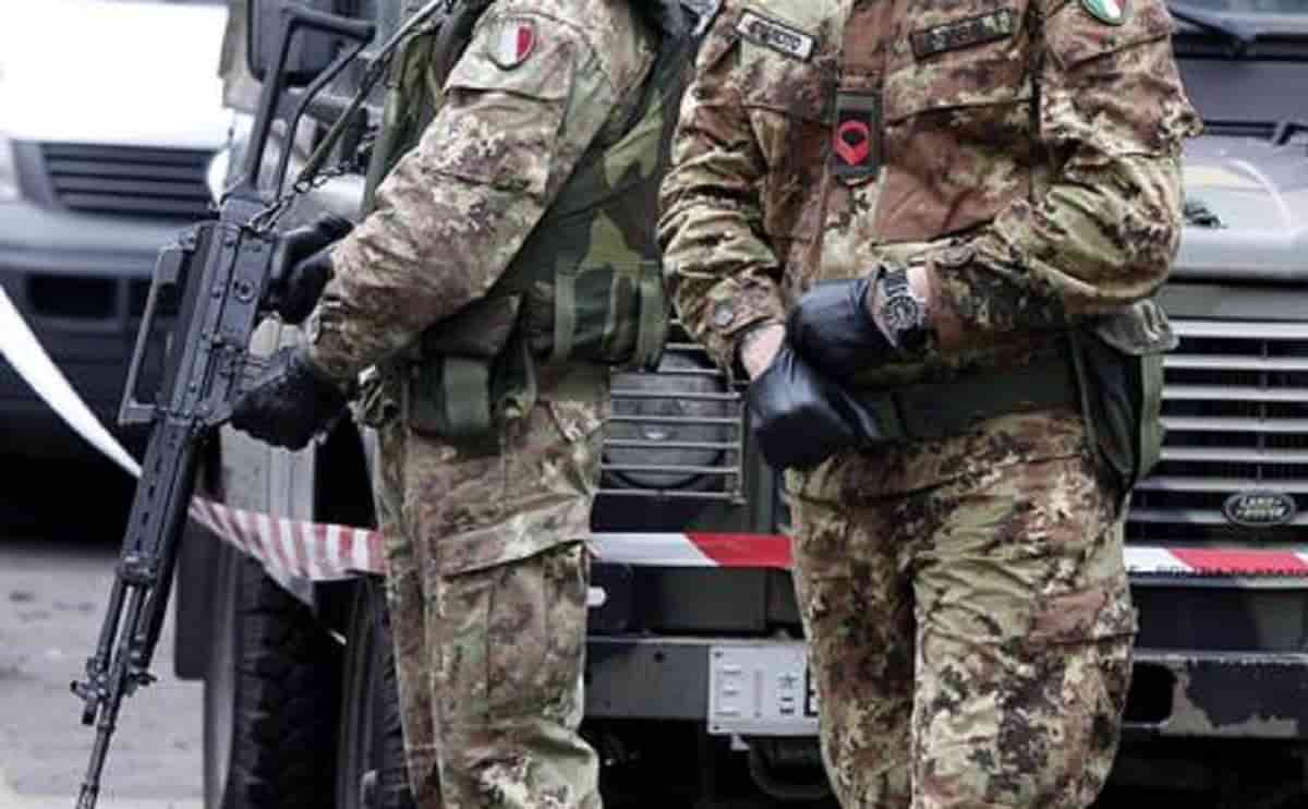 Catcalling, due militari verso il processo. L'accusa: 20enne molestata per strada