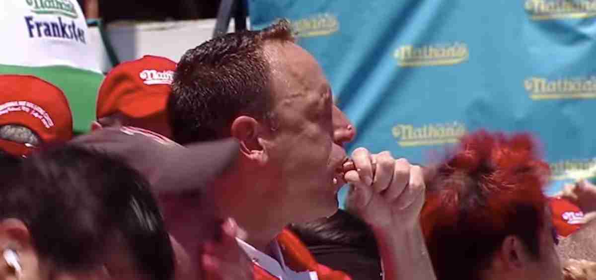 Joey Chestnut mangia 76 hot dog in 10 minuti, vince la gara e piazza un nuovo Guinness World Records VIDEO