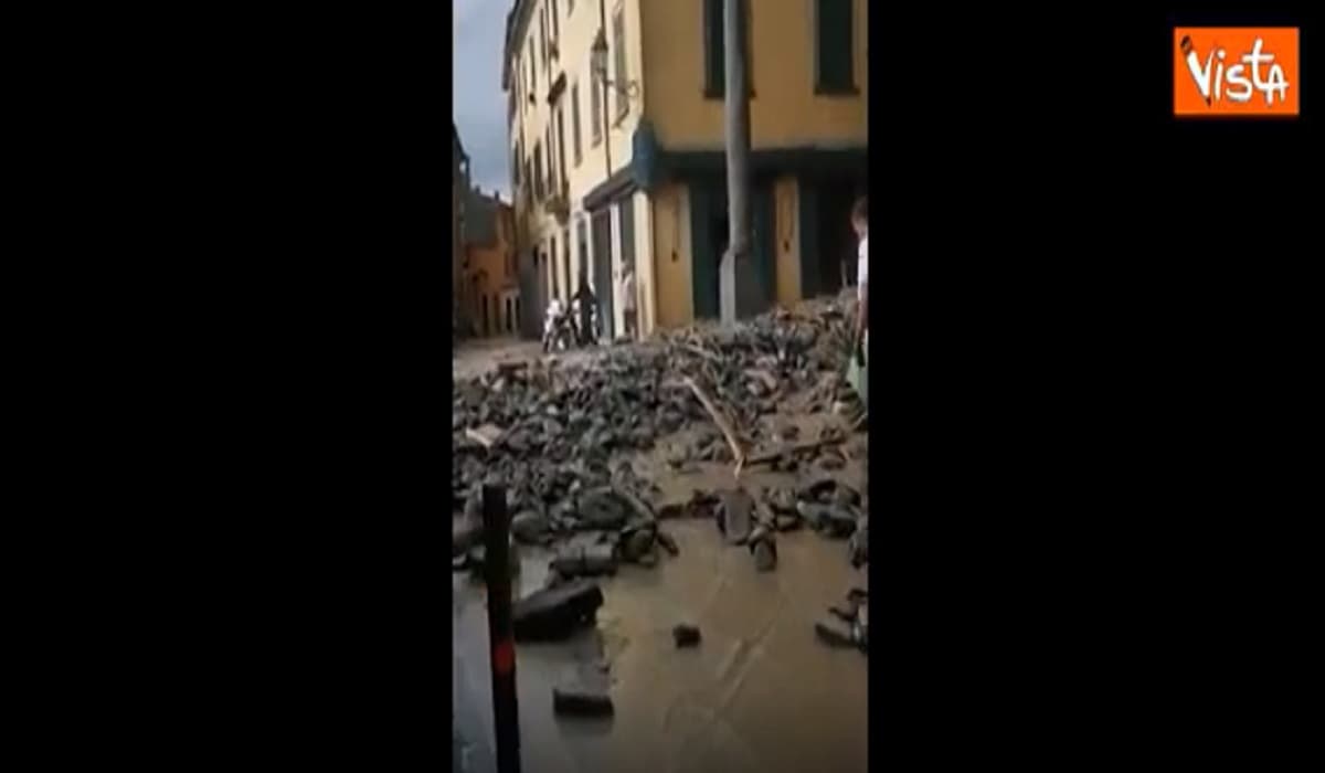 Como devastata dalla pioggia, strade come fiumi VIDEO. I vigili: "Non uscite di casa"