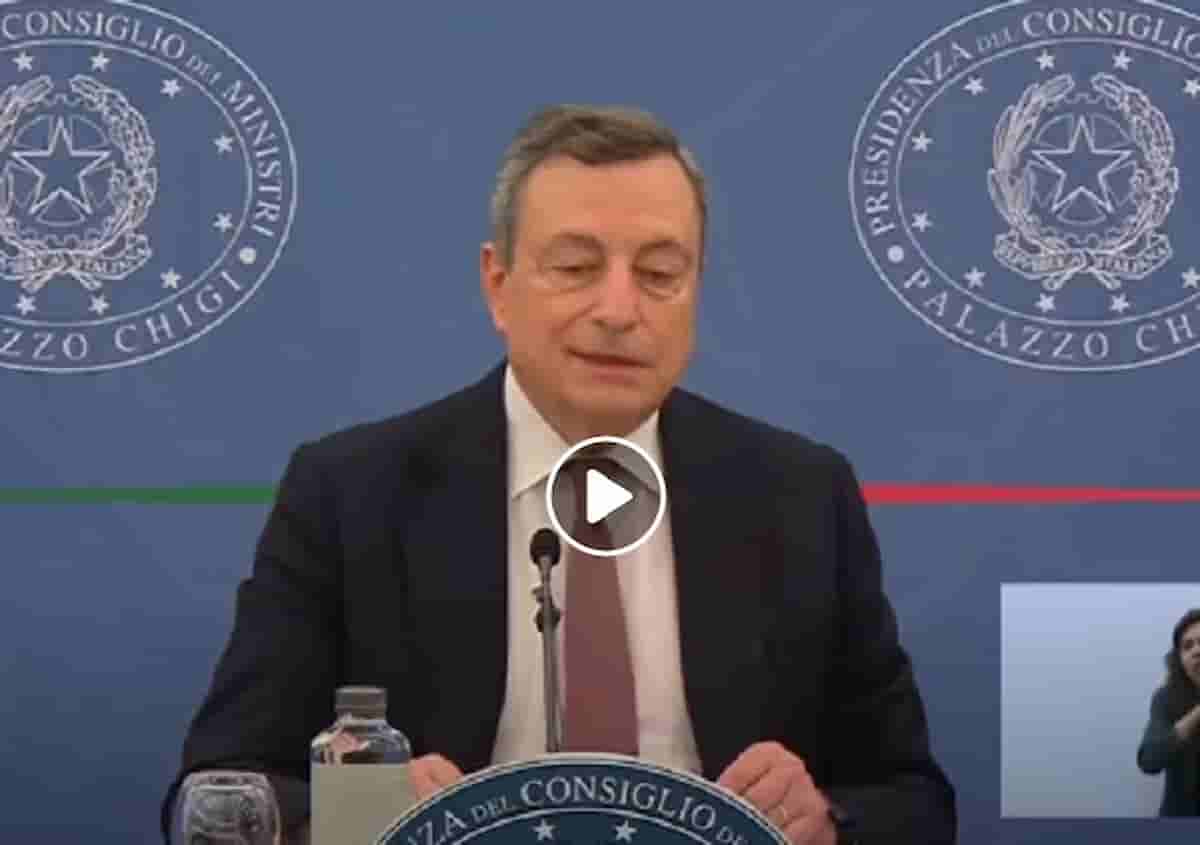Draghi e il (non) libero arbitrio sul Green Pass: "Appello a non vaccinarsi è appello a morire". Capito, Salvini?