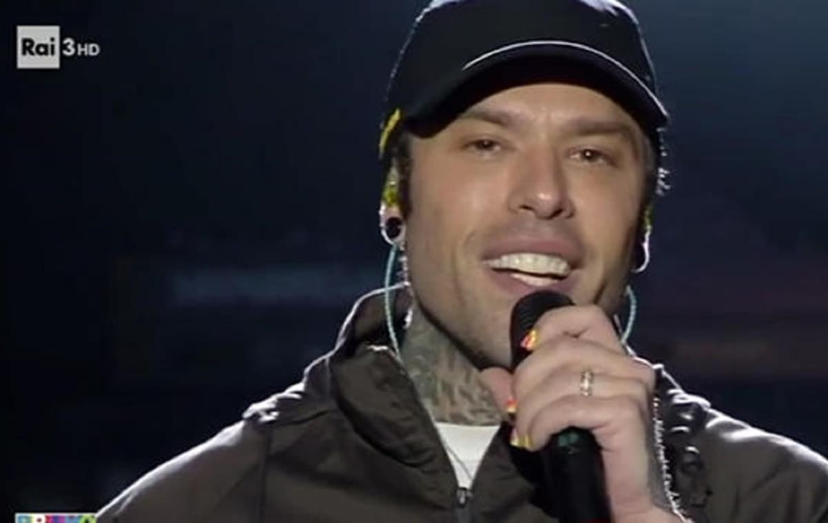 Fedez e il brano contro la forze dell'ordine "infami figli dei cani": Onlus lo denuncia per vilipendio