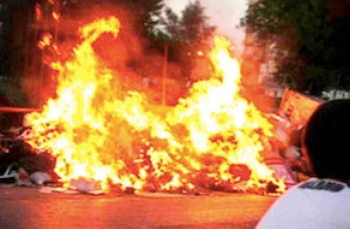 Udine, cassonetti in fiamme nella notte in viale Divisioni Garibaldi-Osoppo: proteste dei residenti per continui atti vandalici