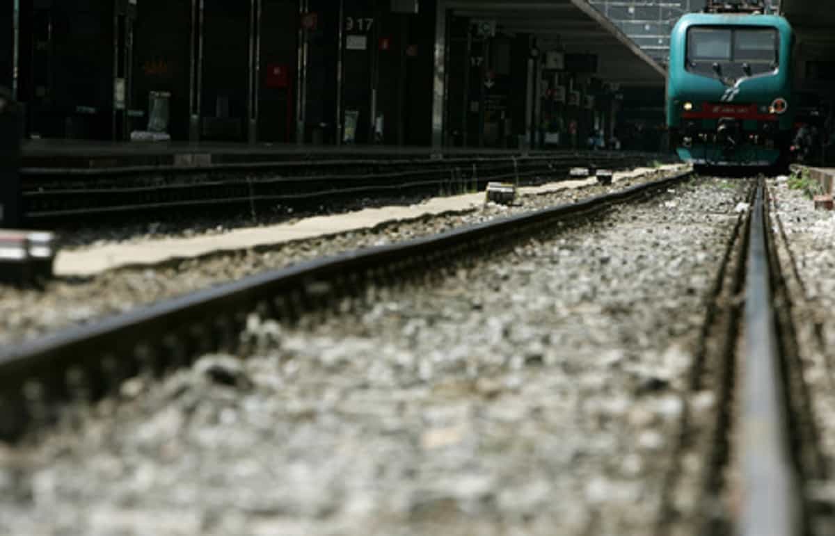 Fidene, passeggero perde braccio provando a salire sul treno: arto riattaccato dopo nove ore di operazione
