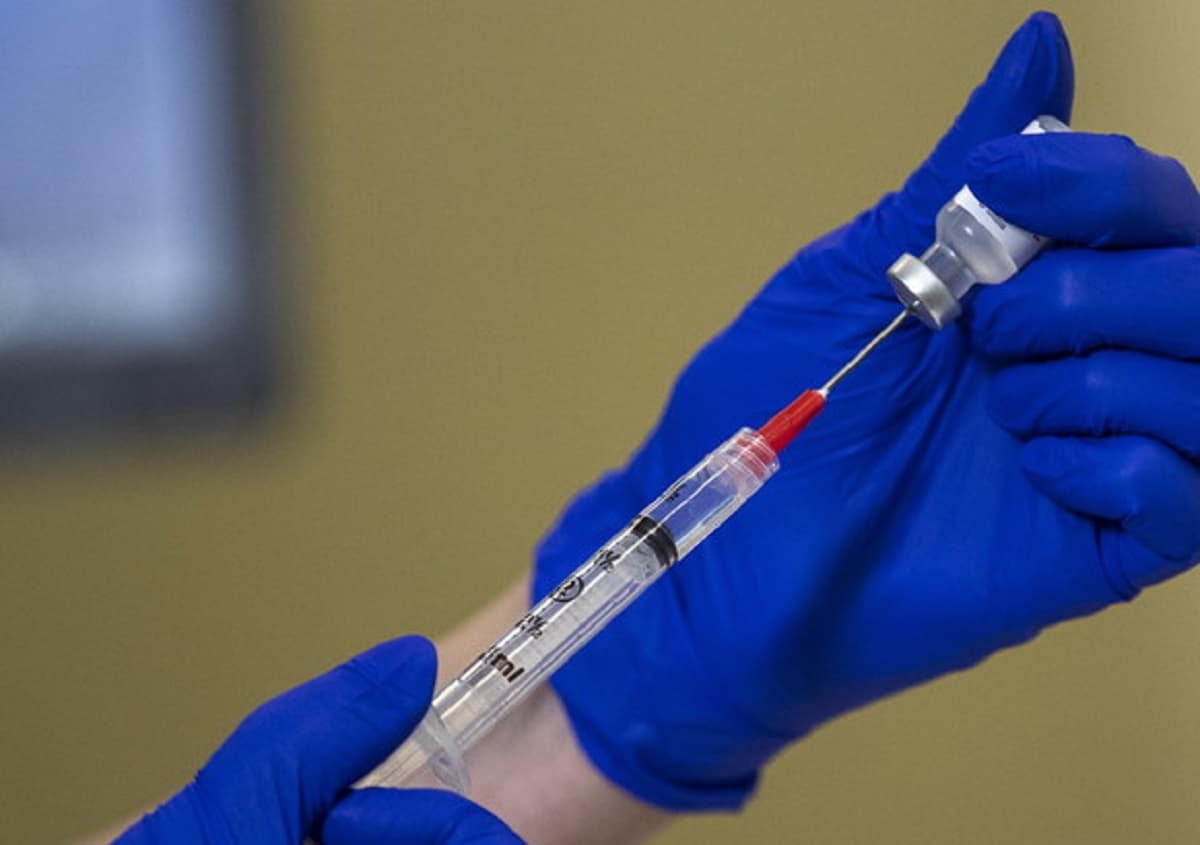 Firenze, i genitori non vogliono farlo vaccinare. 17enne va dall'avvocato e si fa firmare la liberatoria