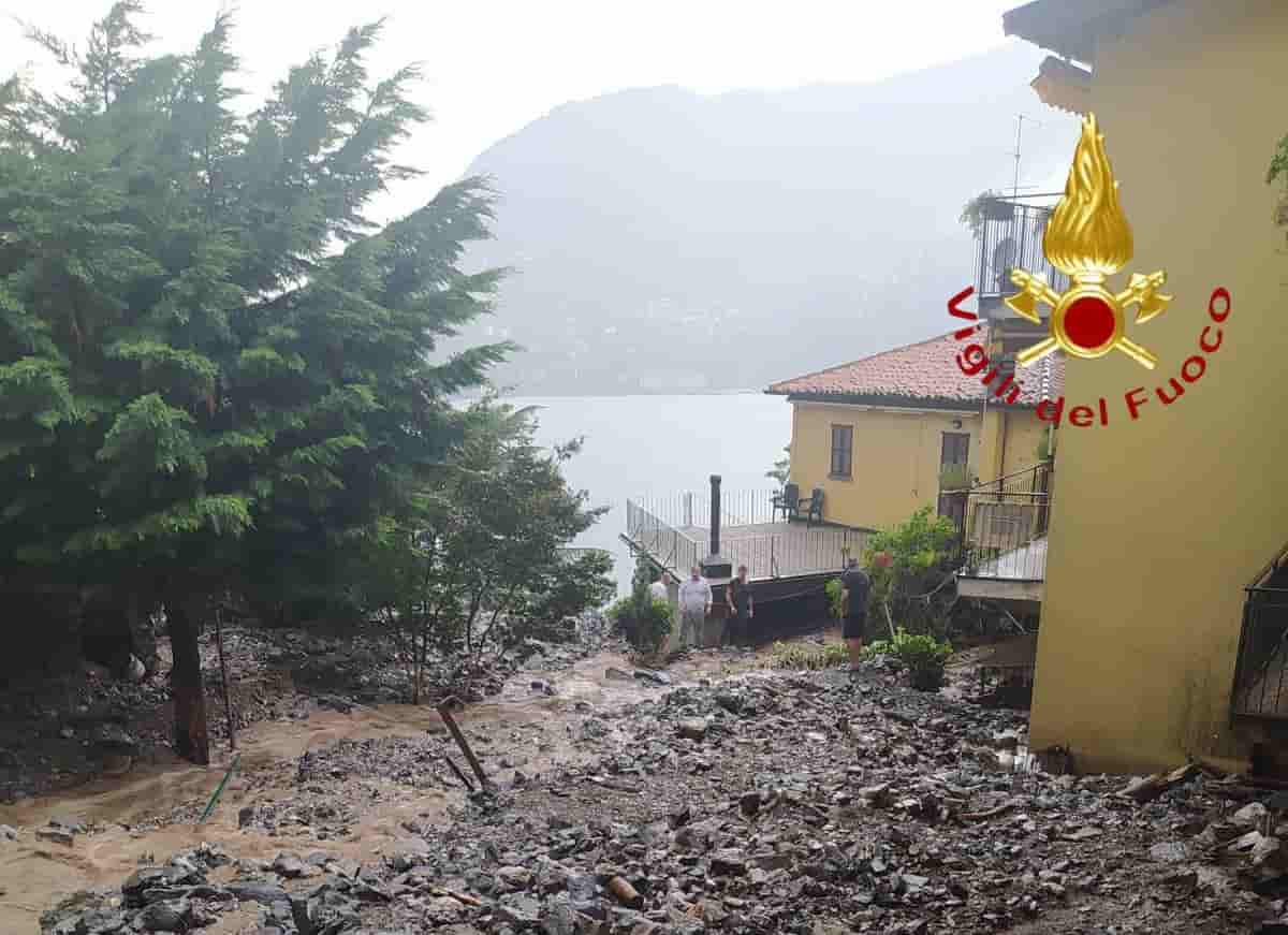 Como, diverse frane, fango e allagamenti: chiusa la strada statale Regina