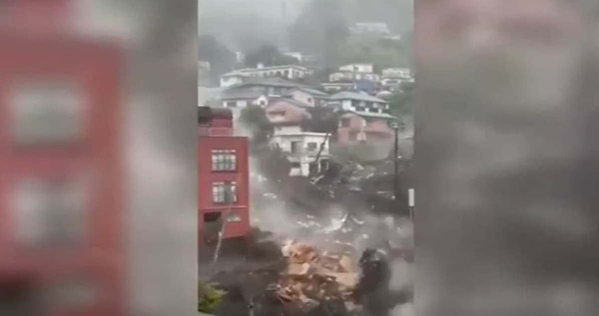 Giappone, violenta frana a sud di Tokyo dopo giorni di forti piogge. Almeno 19 dispersi