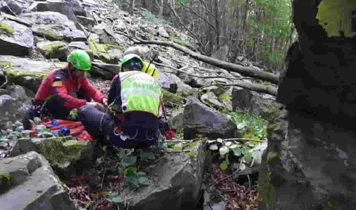 Cade su un sentiero, si frattura la gamba ma scende a valle da solo e si scusa coi soccorritori (che aveva chiamato)