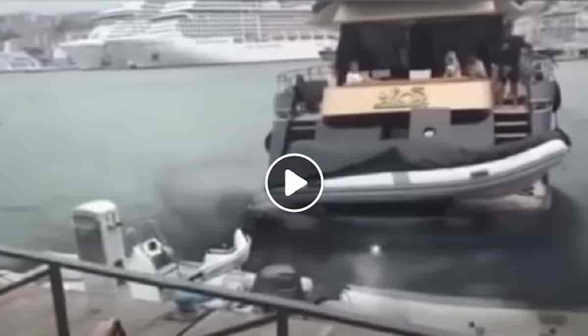 Genova, yacht contro l'Isola delle Chiatte nel porto antico: errore del pilota in retromarcia VIDEO