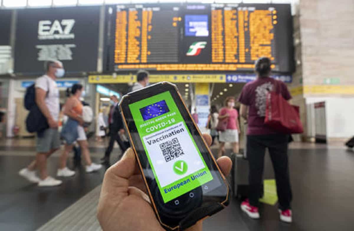 Green Pass, il sottosegretario Costa: "Valutiamo l'ipotesi di non renderlo obbligatorio nei ristoranti degli alberghi"