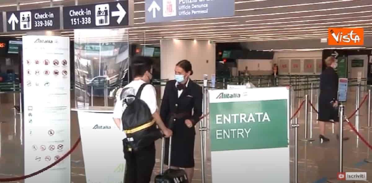 Green Pass al via: i primi imbarchi all'aeroporto di Fiumicino. Come funziona e come richiederlo VIDEO