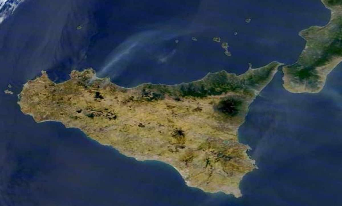 Incendi Sicilia, la Nasa fotografa la colonna di fumo a Piana degli Albanesi (Palermo)