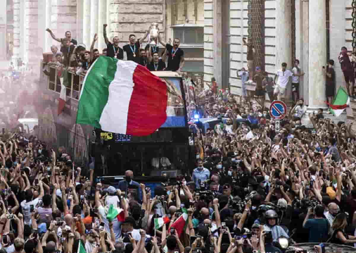 La Nazionale e la festa sul pullman scoperto, parla Bonucci: "Le autorità hanno acconsentito"