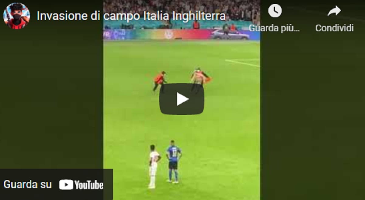 Italia-Inghilterra, l'invasione di campo di un tifoso inglese. Il video della fuga tra un placcaggio e l'altro