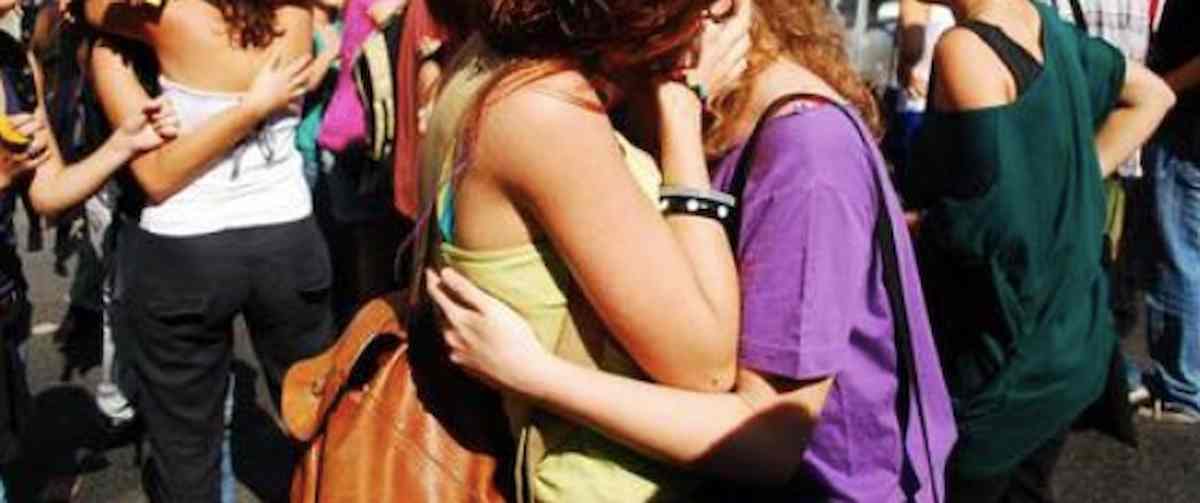 Bacoli (Napoli), ragazze denunciano: "Costrette a lasciare la spiaggia di Miseno perché lesbiche"